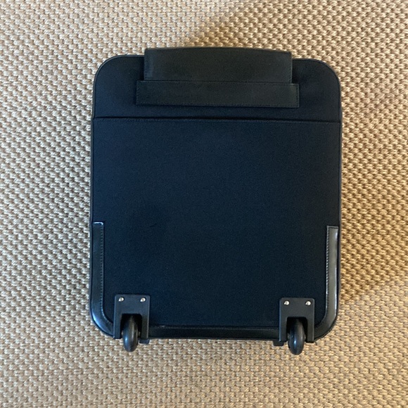 Gucci Rolling Carry On Suitcase with adjustable handle. - Picture 4 of 16